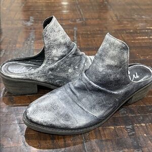 MATISSE Augustine Distressed Leather Mule Crackle Black 7